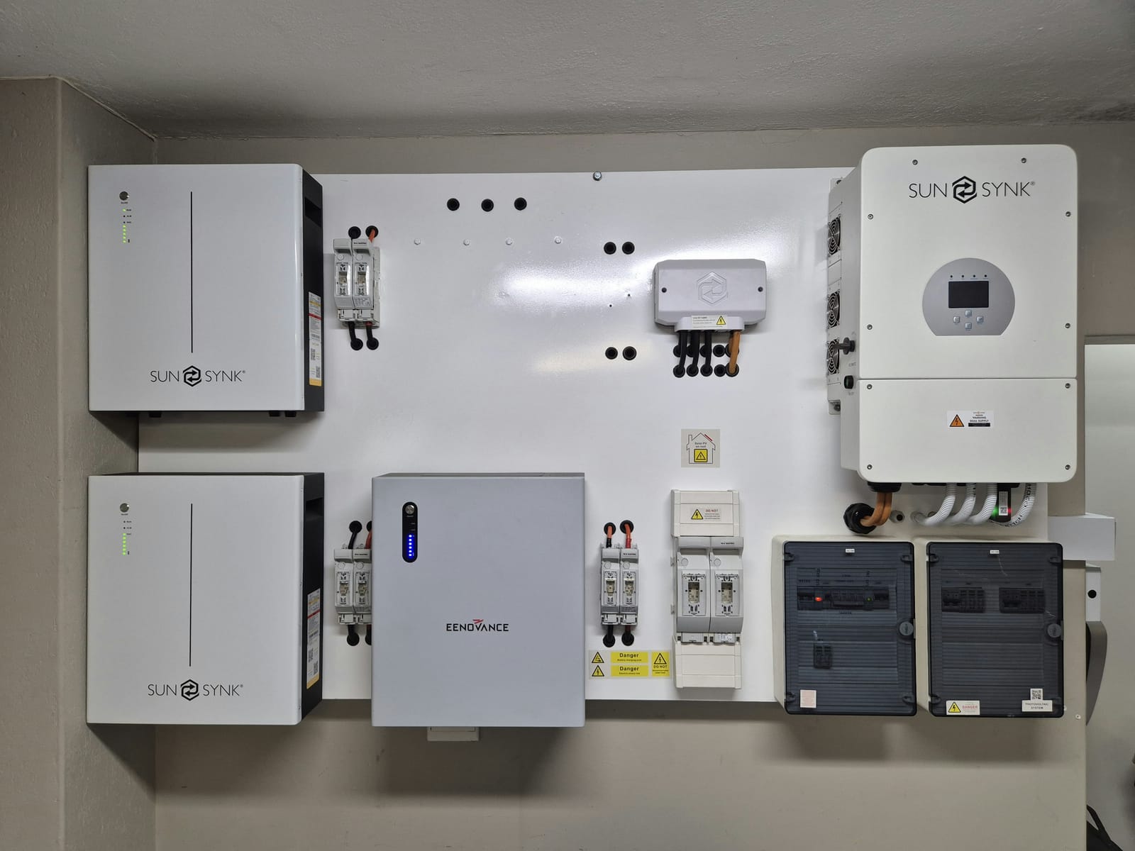 Solar battery storage system with inverters